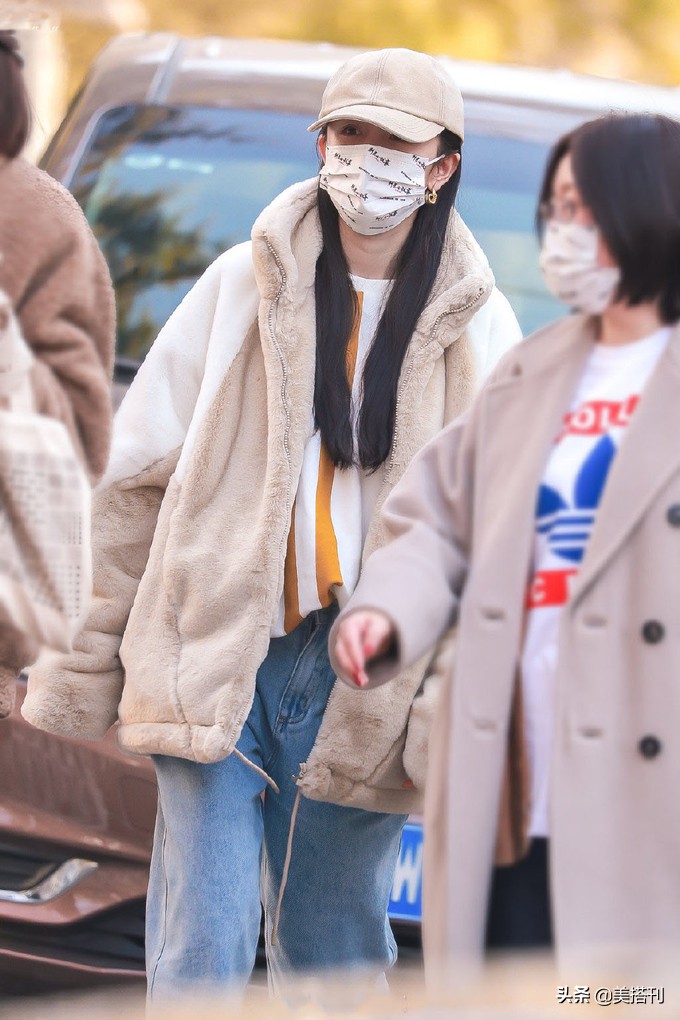 杨幂黑色皮帽穿搭,杨幂国风黄色外套穿搭