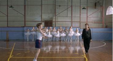 乔治穿芭蕾被嘲讽性别刻板印象,乔治小王子跳芭蕾视频