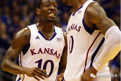 刚崴脚是要冷敷还是热敷,崴脚后24小时内是热敷还是冷敷