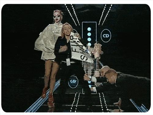 买什么样的衣服又省钱又时尚 (衣服不用买太多这样穿才时髦)