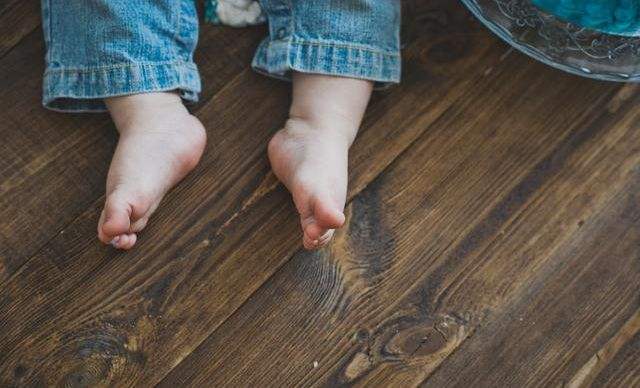 冬天给娃光脚行不行？奶奶反对、妈妈坚持，医生的答案让婆媳和解