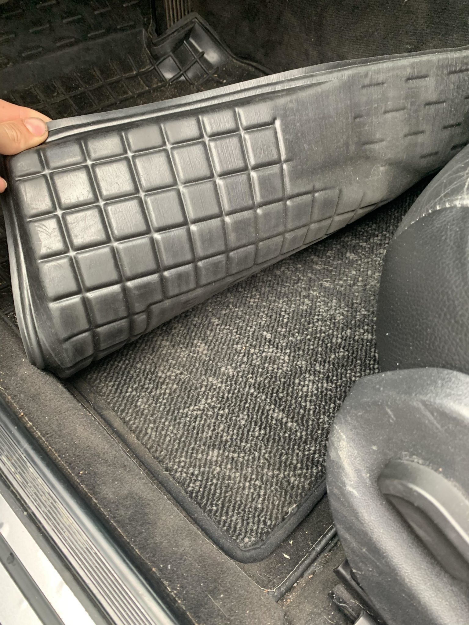 你信么？30年前的“小虎头”奔驰E级，至今还有人念念不忘