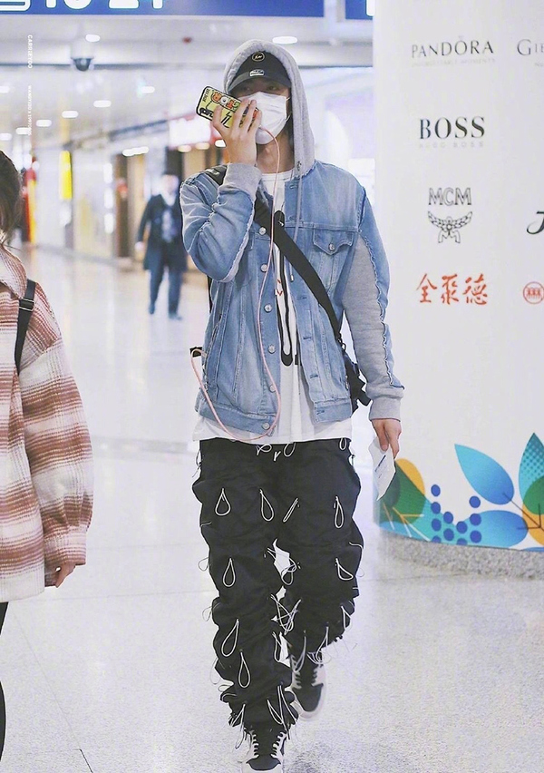 王一博穿细裤子,可爱的王一博酷拽