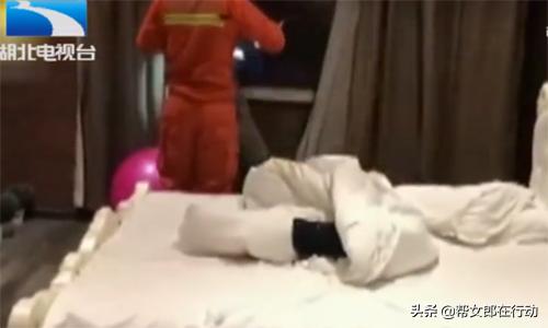 男子带毒蛇开房，强迫女子发生性关系，事后竟被被咬死