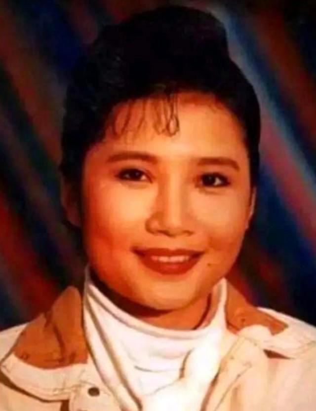 歌手李娜57岁了，出家前1月还在推广民族音乐，曾有两段悲伤恋情