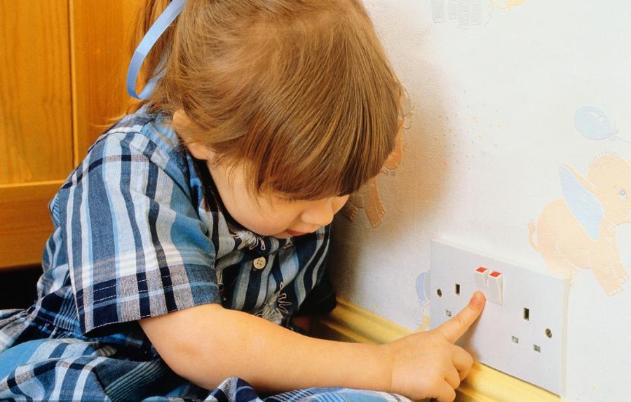 插头怎么处理视频教程,触碰插头触电是什么原因