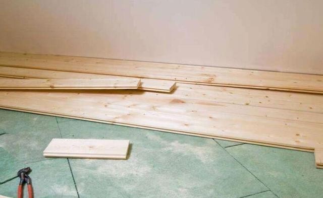 父母嫌弃瓷砖太冰冷，我直接铺上木地板，入住2年后，夸我太聪明