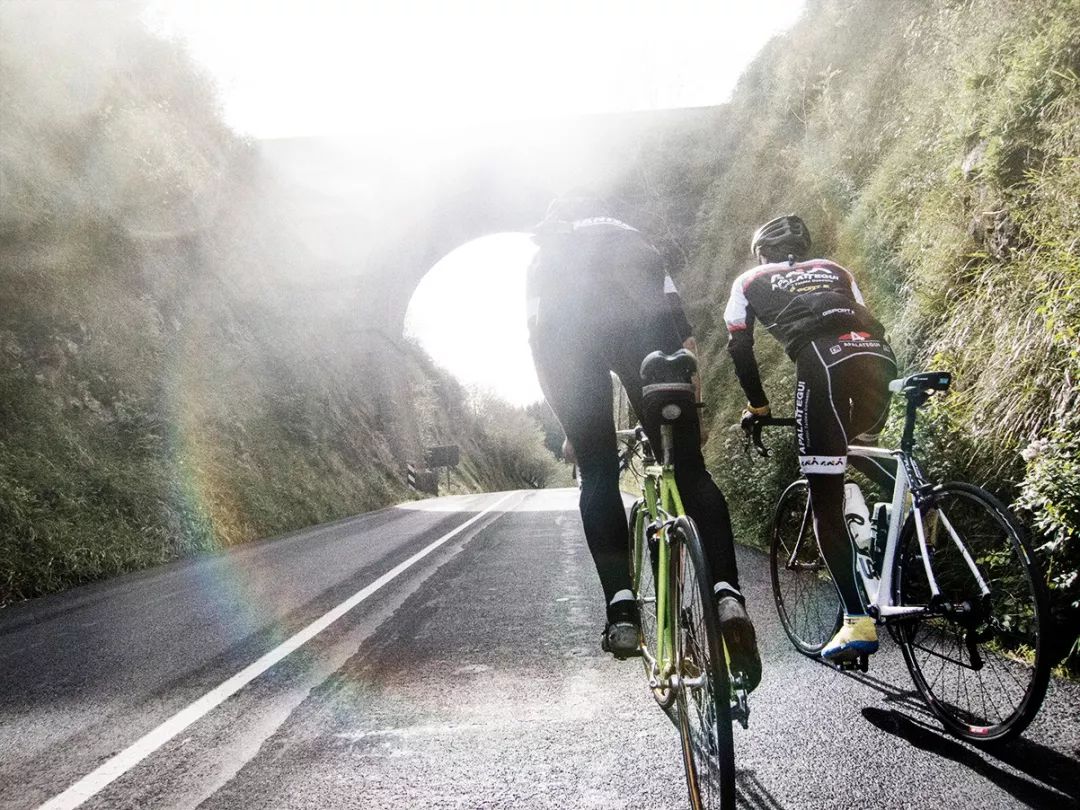 新手骑车膝盖疼的4个原因,骑车膝盖酸痛快速缓解方法