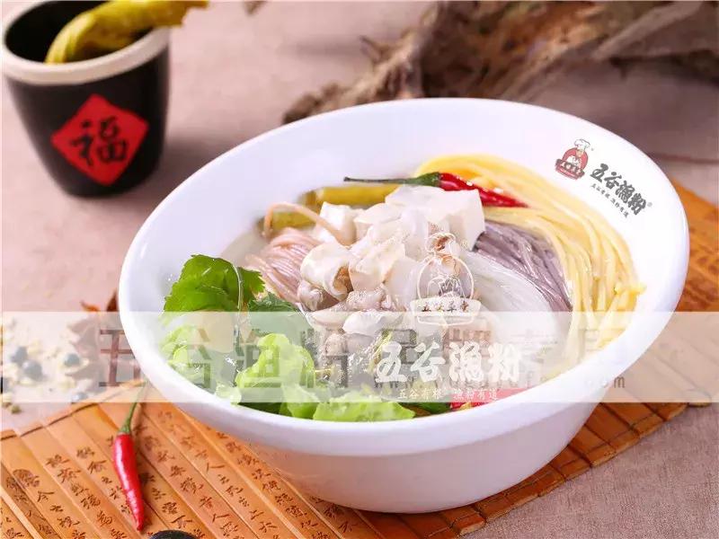 五谷渔粉的白色汤底,原味五谷渔粉家庭版汤底