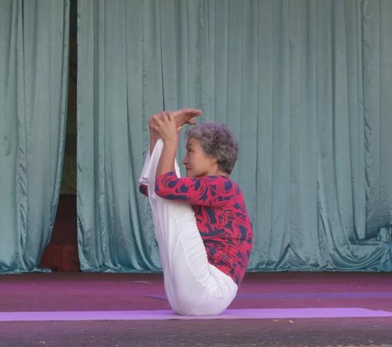 85岁中国第一瑜伽老人自练瑜伽,每天练习瑜伽两小时的68岁老太太