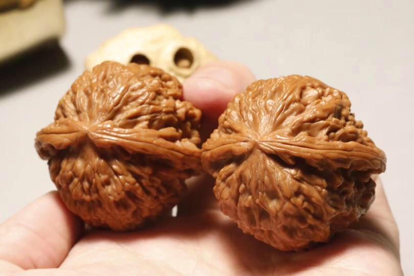 正确盘玩核桃的方法,盘核桃的正确方法和技巧