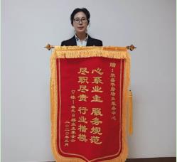 锦旗背后的温馨故事,锦旗背后的故事医护人员