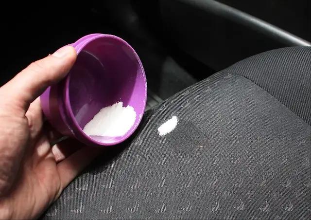 如何使用小苏打清洁,用小苏打怎么清洗车内的污渍