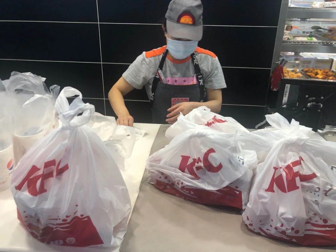 肯德基新年半价桶6510件套探店,肯德基圣诞巨大的桶售罄