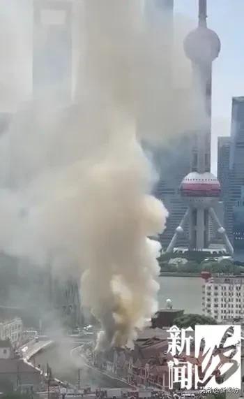 上海一老旧小区火灾视频,上海一弄堂内突发火灾有明火冒出
