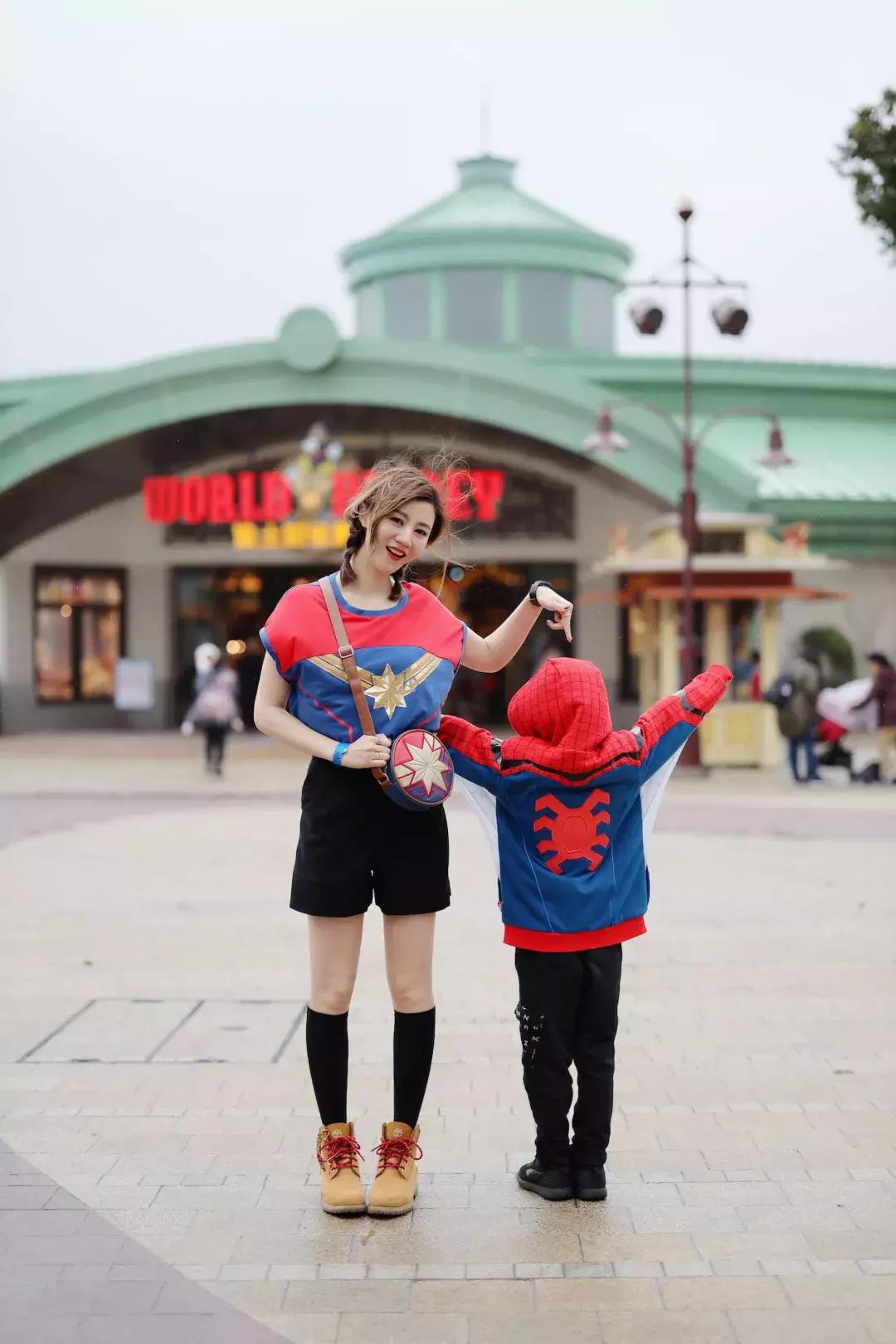 我们在上海迪士尼里玩耍了一天，发现穿的美才能玩的好！