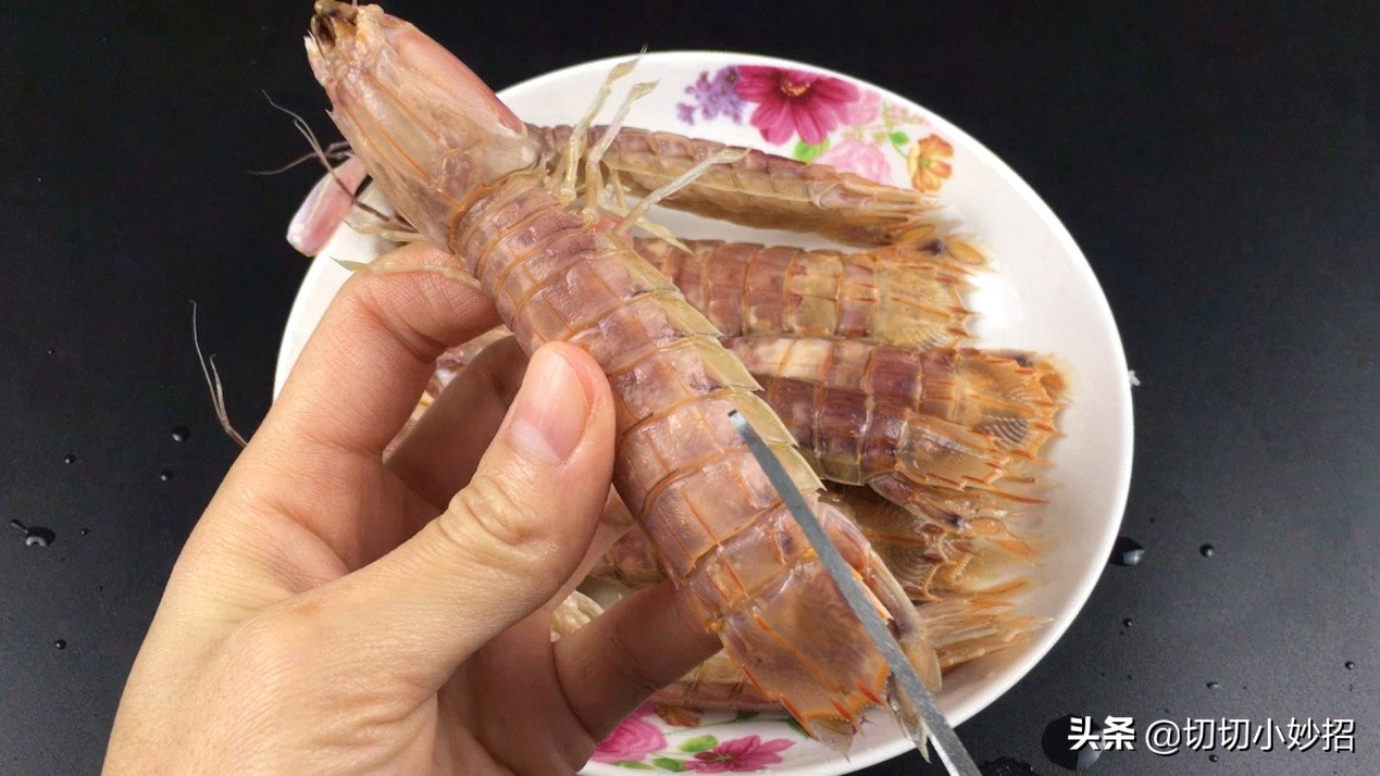 熟的皮皮虾扎手有点疼怎么处理,皮皮虾好吃不会剥又扎手又扎嘴