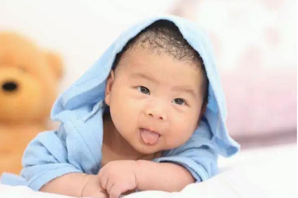 宝宝多大会喜欢吐舌头,宝宝爱吐舌头越来越丑