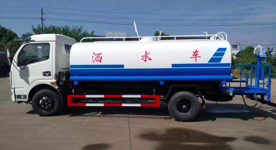 洒水车为什么在下雨时还会洒水,下雨天洒水车洒水的作用