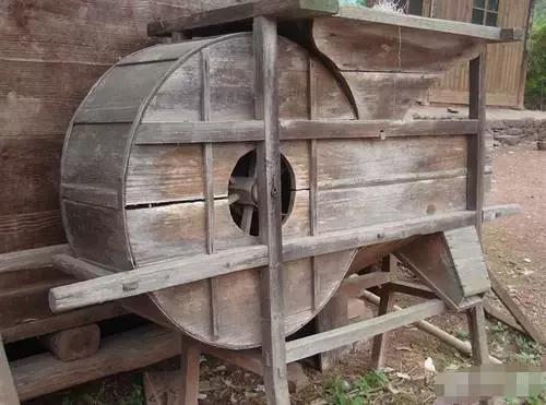 人越老越喜欢回忆过去,人一旦老了就特别爱回忆