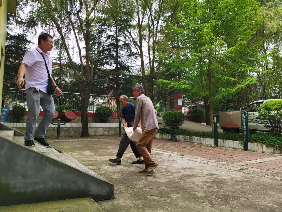 陕西国宏鼎盛建设有限公司援助洛南县保安镇眉底村开展生产自救