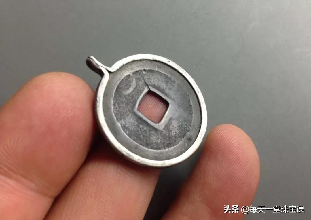 戴银镯手脖发黑了,戴银镯发黑是什么原因