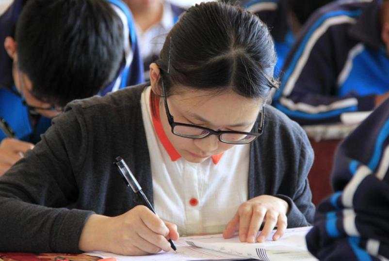 小学生总是为写作文发愁怎么办,孩子写作业犯愁怎么教育