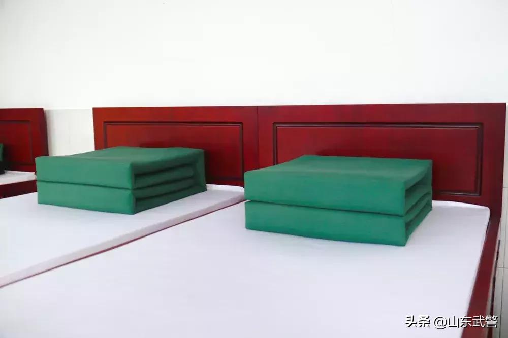 四折军被叠法小技巧,四折军被的叠法图