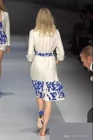 t台走秀失误事件,t台走秀意外曝光瞬间