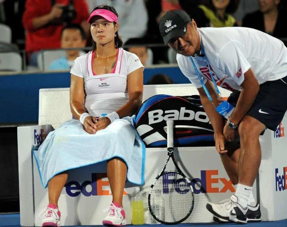 1055块球拍、百余万价值，同样摔拍为何他被称霸道总裁？