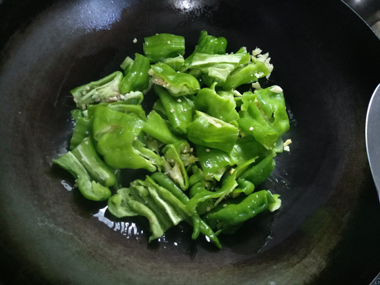 青椒怎么做不辣下饭,不辣的青椒怎么做好吃