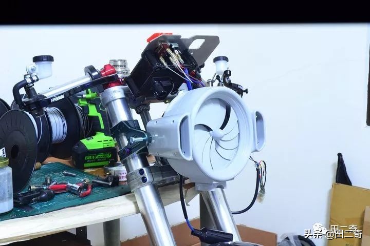 19款SYM新车发布,搭载ZXR400引擎,超炫涡*大轮**灯指纹启动