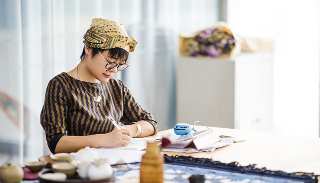 她的香云纱，是自然成长的衣服