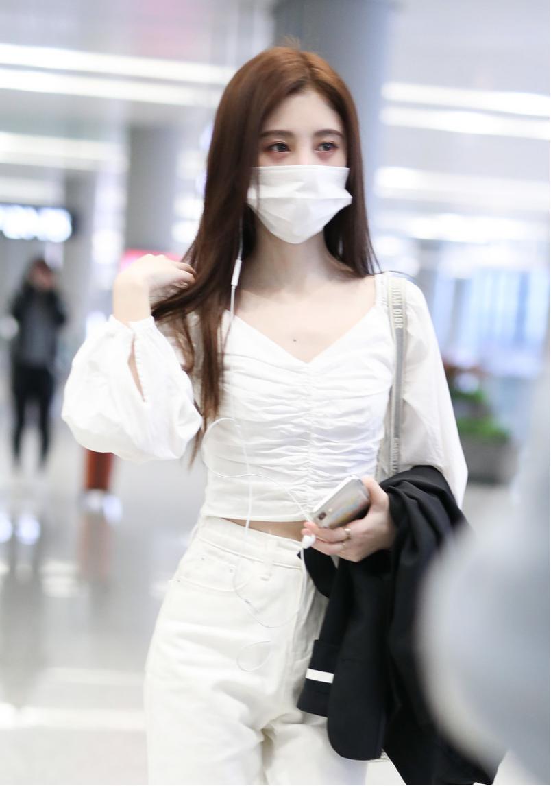 鞠婧祎锁骨有痣,鞠婧祎锁骨下有痣