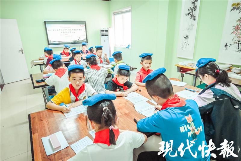 “足球小子”爱上练字，江苏中小学生书法大赛走进盐城韵和书画苑