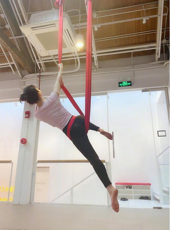 袁姗姗最近也太有元气了！白色短款上衣搭配运动裤，尽显优秀身材