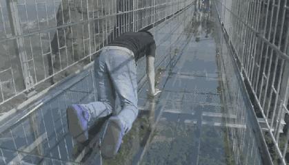 网红玻璃桥悬崖秋千,网红旅游打卡玻璃滑道