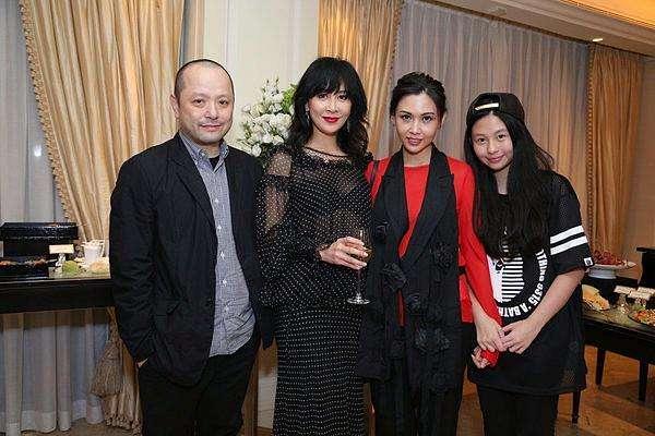 他“卖水货”起家，靠老婆上市身家10亿，修一栋5层车库专放豪车