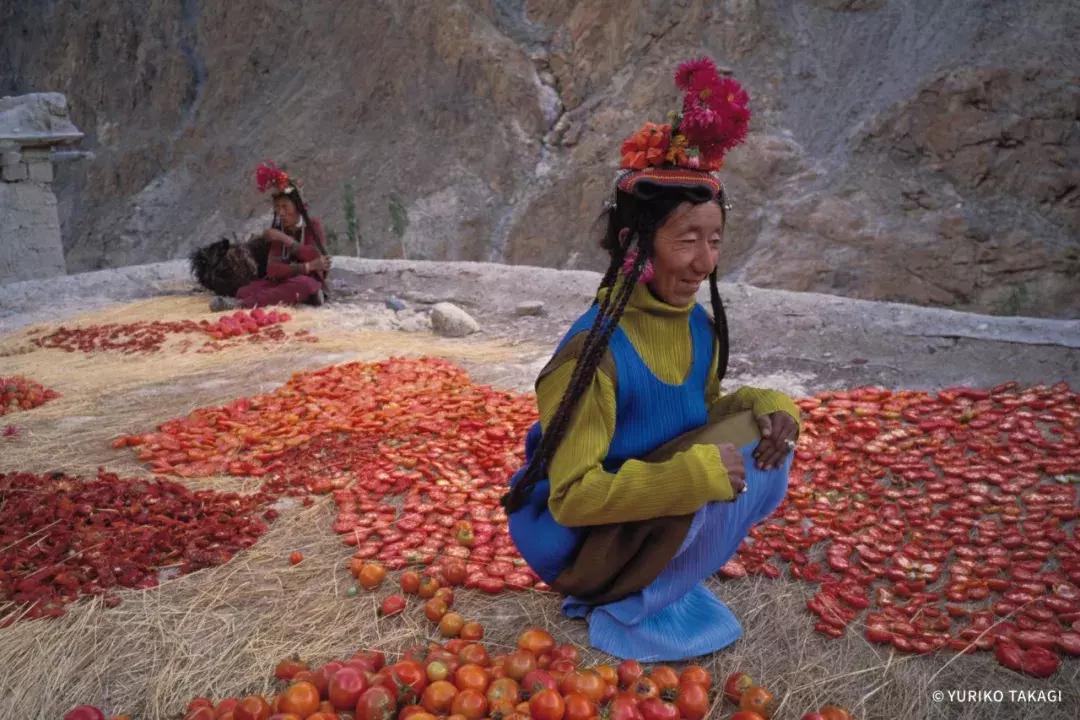 25年前，一个日本人带着天价衣服到中国，给西北人拍了一批硬照