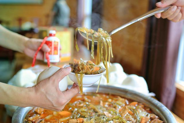 农村传统大锅菜,农村真正的正宗的大锅菜