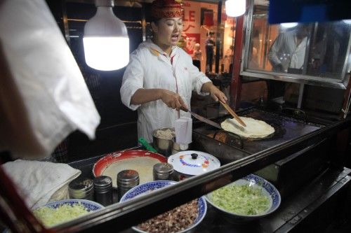 这座城以夜市美食闻名，传承千年彻夜灯火，通明人山人海