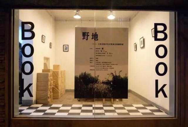 重庆周末适合读书的地方,世界读书日青年在图书馆看书