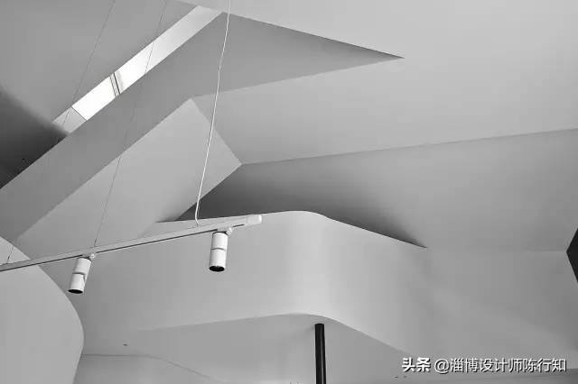 旋转楼梯有没有高端一点的,旋转楼梯适合轻奢风还是新中式