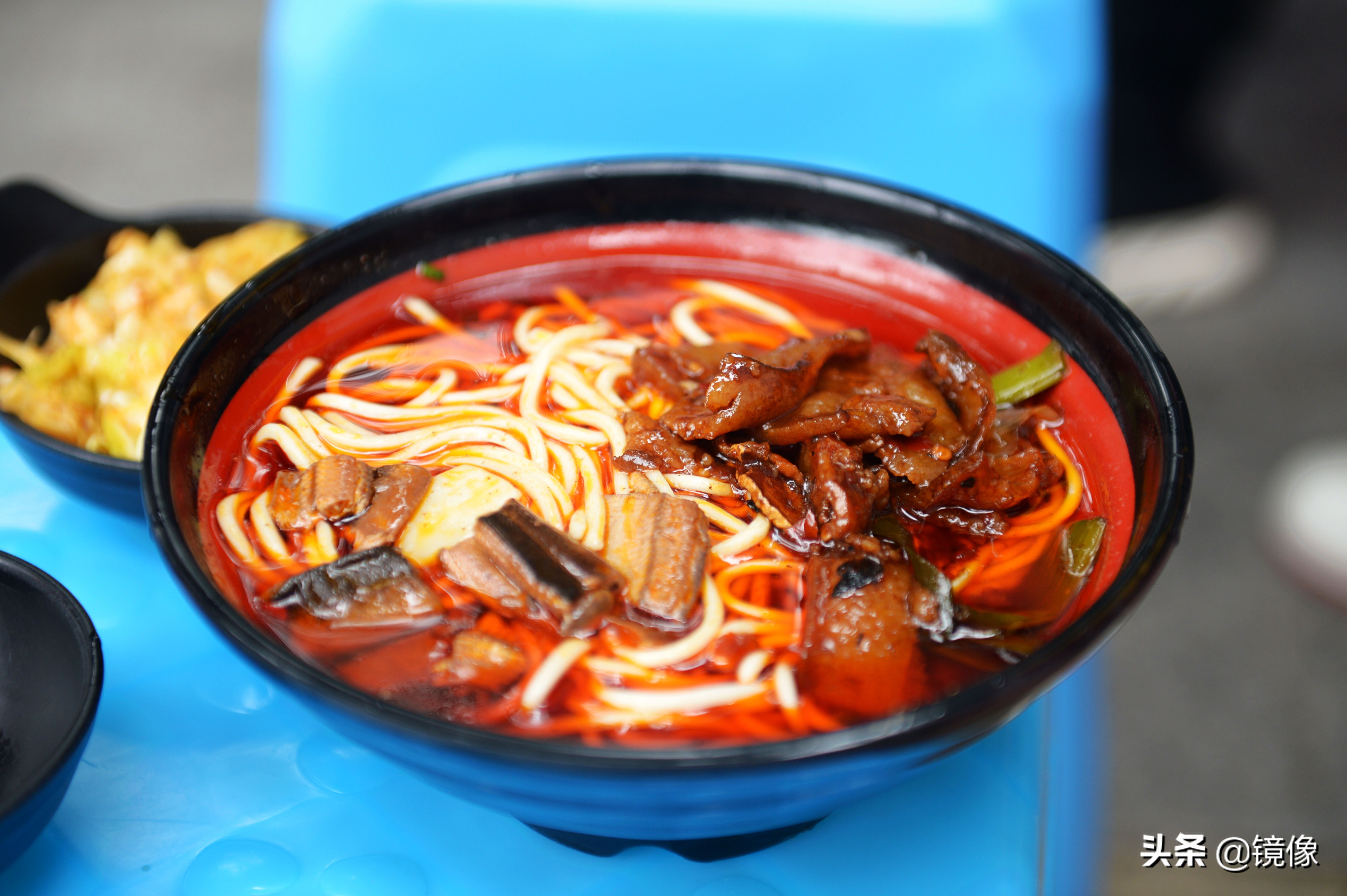 吃面吃出一根线,一男子吃面吃出蛆