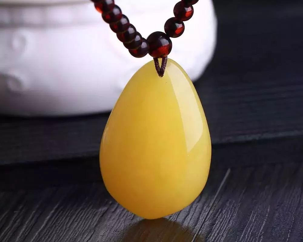 各种造假蜜蜡都会暴露出真身,蜜蜡造假的6大内幕学会避免被宰