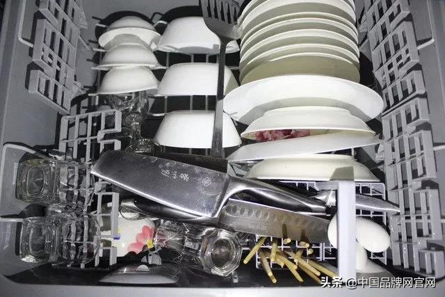 回家过年被父母嫌弃的他拿出了这些东西，父母泪目