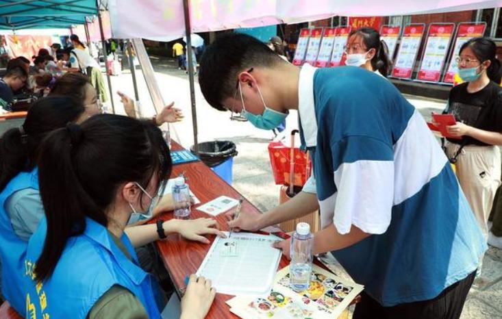 大学生留校做辅导员真的很有用嘛,本科留校当辅导员的条件