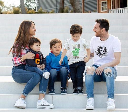 安东内拉见证了梅西一路的艰辛,梅西安东内拉看梅西