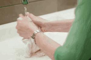 裤底有黄色分泌物,裤上有股腥臭味是怎么了