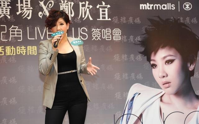 郑欣宜丝绒西装,郑欣宜现在的穿搭照片